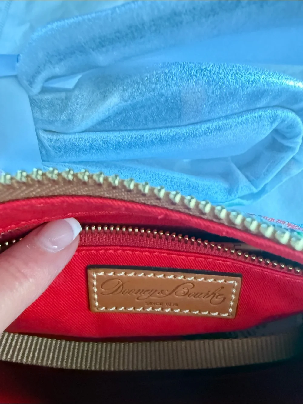 Dooney & Bourke background signature
